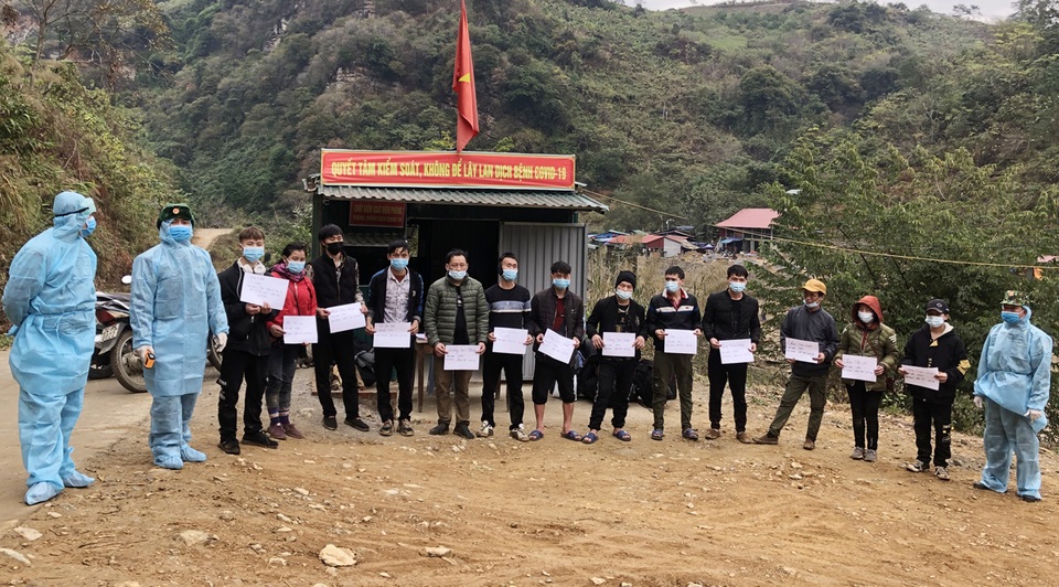 Lào Cai phát hiện, tạm giữ 13 người vượt biên trái phép về Việt Nam - 1 Lào Cai phát hiện, tạm giữ 13 người vượt biên trái phép về Việt Nam - 1