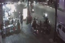 Hà Nội: Ô tô Camry lao lên vỉa hè, tông trúng 3 người ngồi uống trà đá