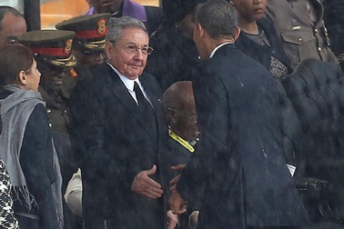 Chủ tịch Cuba nói gì với Obama khi bắt tay?