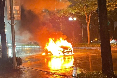 Ô tô con bốc cháy ngùn ngụt giữa trời mưa ở Hà Nội
