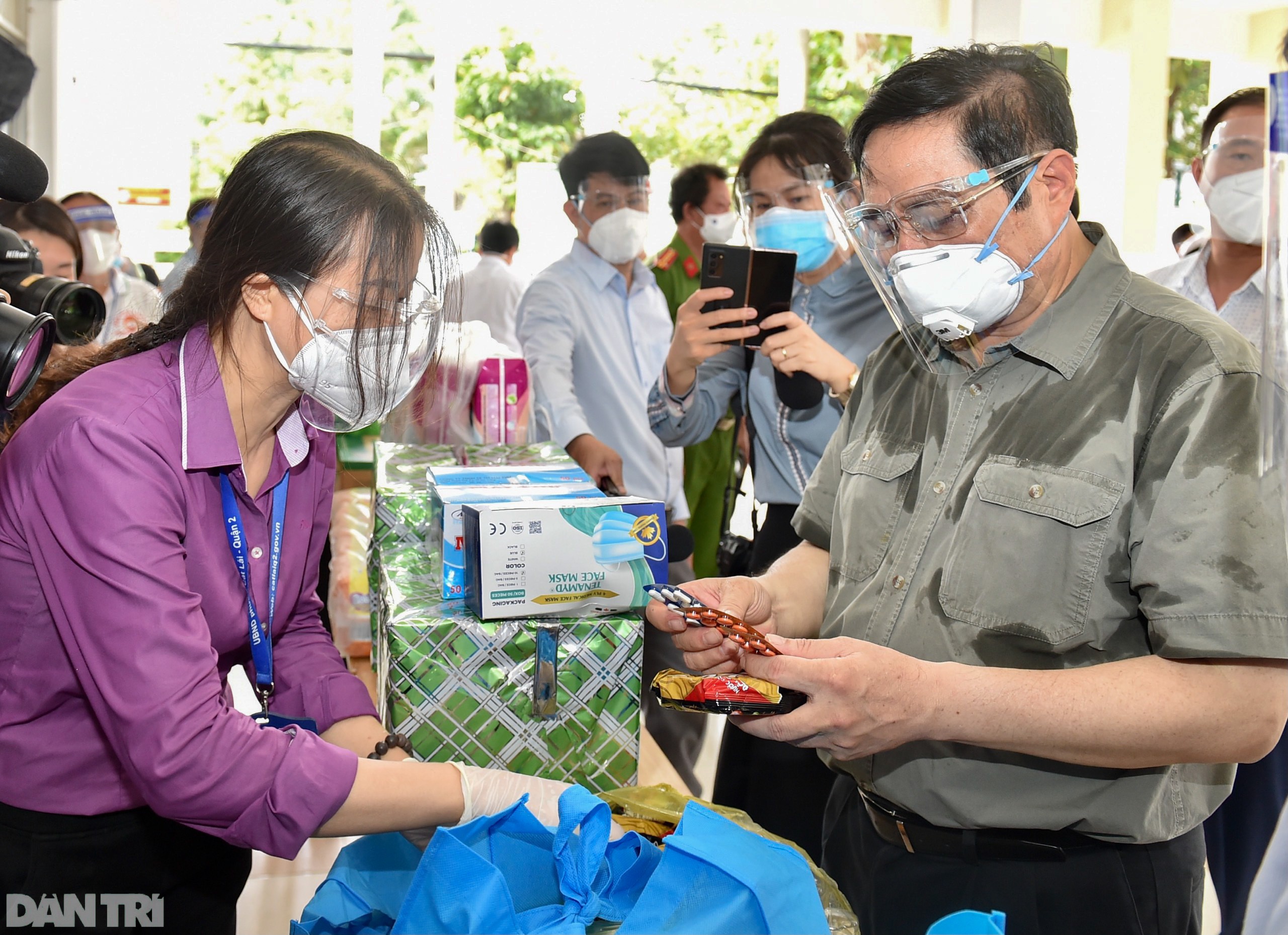 Ngày làm việc khẩn trương của Thủ tướng tại pháo đài chống dịch TPHCM - 2 Ngày làm việc khẩn trương của Thủ tướng tại pháo đài chống dịch TPHCM - 2