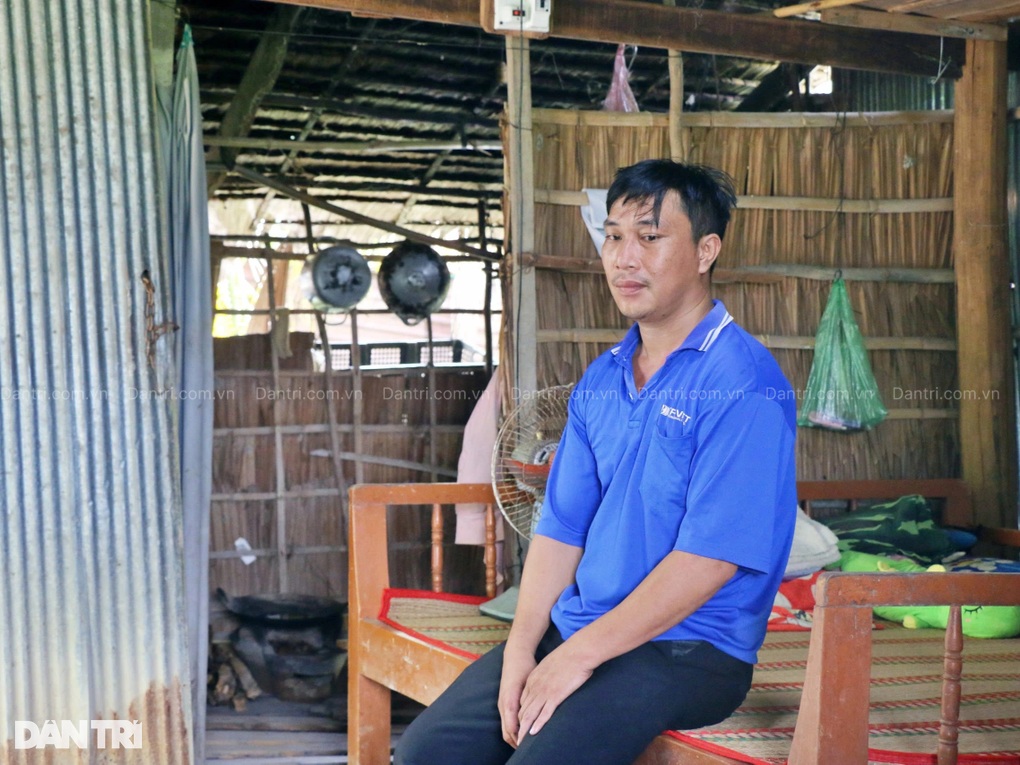 Nhà cháy rụi, vợ bỏ đi, người đàn ông nuôi con trong căn chòi tạm - 2 Nhà cháy rụi, vợ bỏ đi, người đàn ông nuôi con trong căn chòi tạm - 2