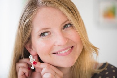 Nghi ngờ chồng ngoại tình từ hóa đơn mua hoa tai kim cương