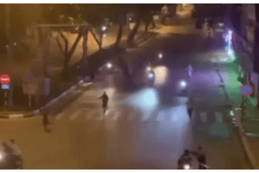 Hà Nội: Nhóm thanh niên vác hung khí truy đuổi nhau như... phim hành động!