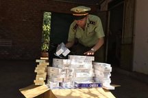 Bị theo dõi, người phụ nữ vứt hơn 1.000 gói thuốc lá lậu xuống đường