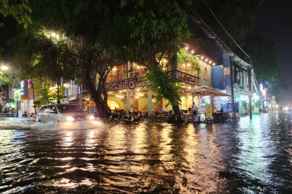 Vì sao Cần Thơ hễ mưa lớn là ngập dù có cống ngăn triều? - 1 Vì sao Cần Thơ hễ mưa lớn là ngập dù có cống ngăn triều? - 1