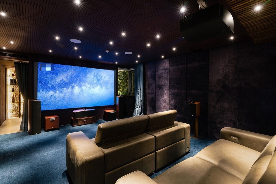 Cặp vợ chồng ở TP.HCM thiết kế cả rạp chiếu phim trong căn biệt thự phố - 11