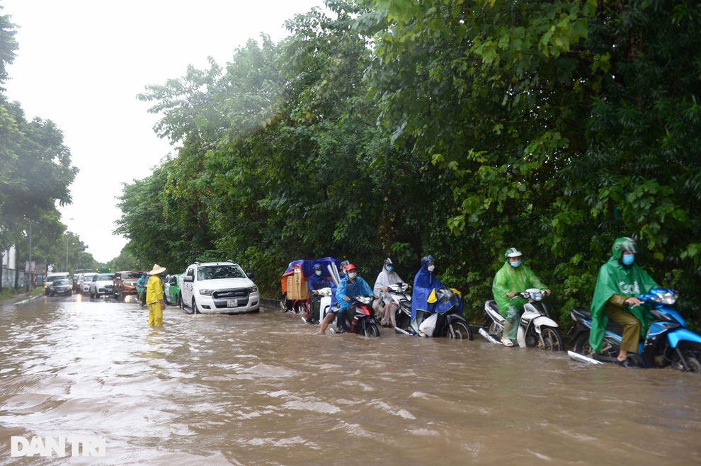 Ô tô chìm nghỉm trong dòng nước ở hầm chui Đại lộ Thăng Long - 9 Ô tô chìm nghỉm trong dòng nước ở hầm chui Đại lộ Thăng Long - 9