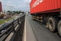 Cầu vượt thép Thủ Đức lại lún, trồi nhựa