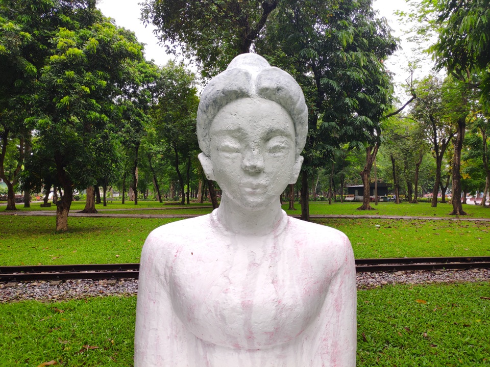 Bị phản ứng dữ dội, tượng ở Công viên Thống Nhất lại đổi màu sơn - 6 Bị phản ứng dữ dội, tượng ở Công viên Thống Nhất lại đổi màu sơn - 6