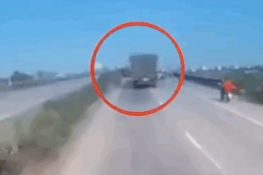 Đây là lý do vì sao nên tránh đi gần xe cỡ lớn