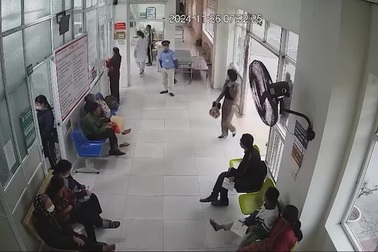 Phút nghẹt thở phụ xe buýt ở Hà Nội cõng cụ ông ngất xỉu đi cấp cứu