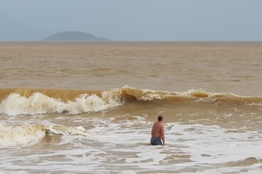 Nha Trang: Sóng lớn, du khách thản nhiên tắm biển dù bị nghiêm cấm