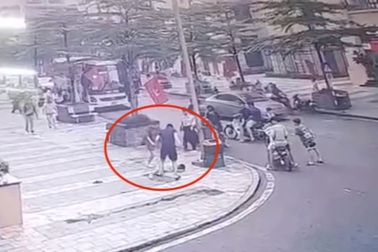 Bé trai bị người đàn ông đánh đập giữa sân chung cư ở Hà Nội