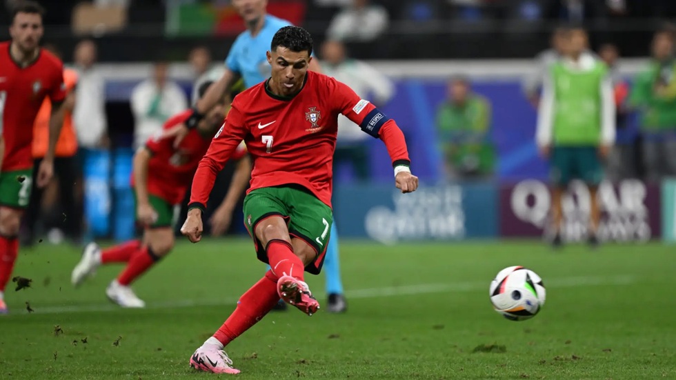 Nước mắt Pepe, tạm biệt Ronaldo và cây quyền trượng trao lại cho Mbappe - 2 Nước mắt Pepe, tạm biệt Ronaldo và cây quyền trượng trao lại cho Mbappe - 2