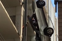 Thót tim cảnh xe treo lơ lửng trên không