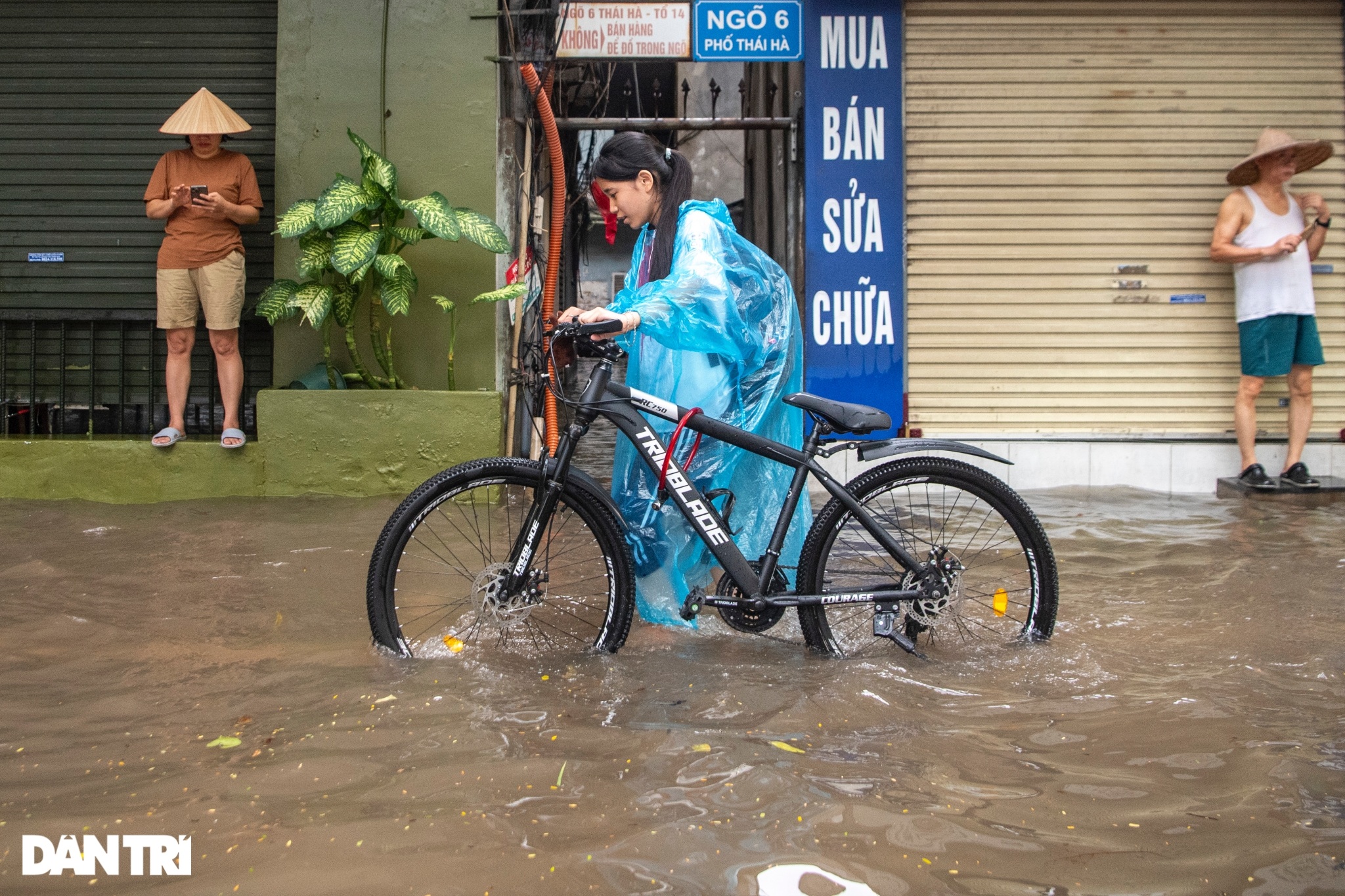 Hà Nội: Mưa ngập khắp nơi, ùn tắc nhiều đường, phố - 5