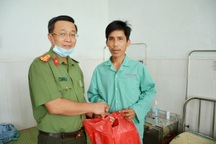 Con bạc tấn công công an xã để giải vây đồng đội