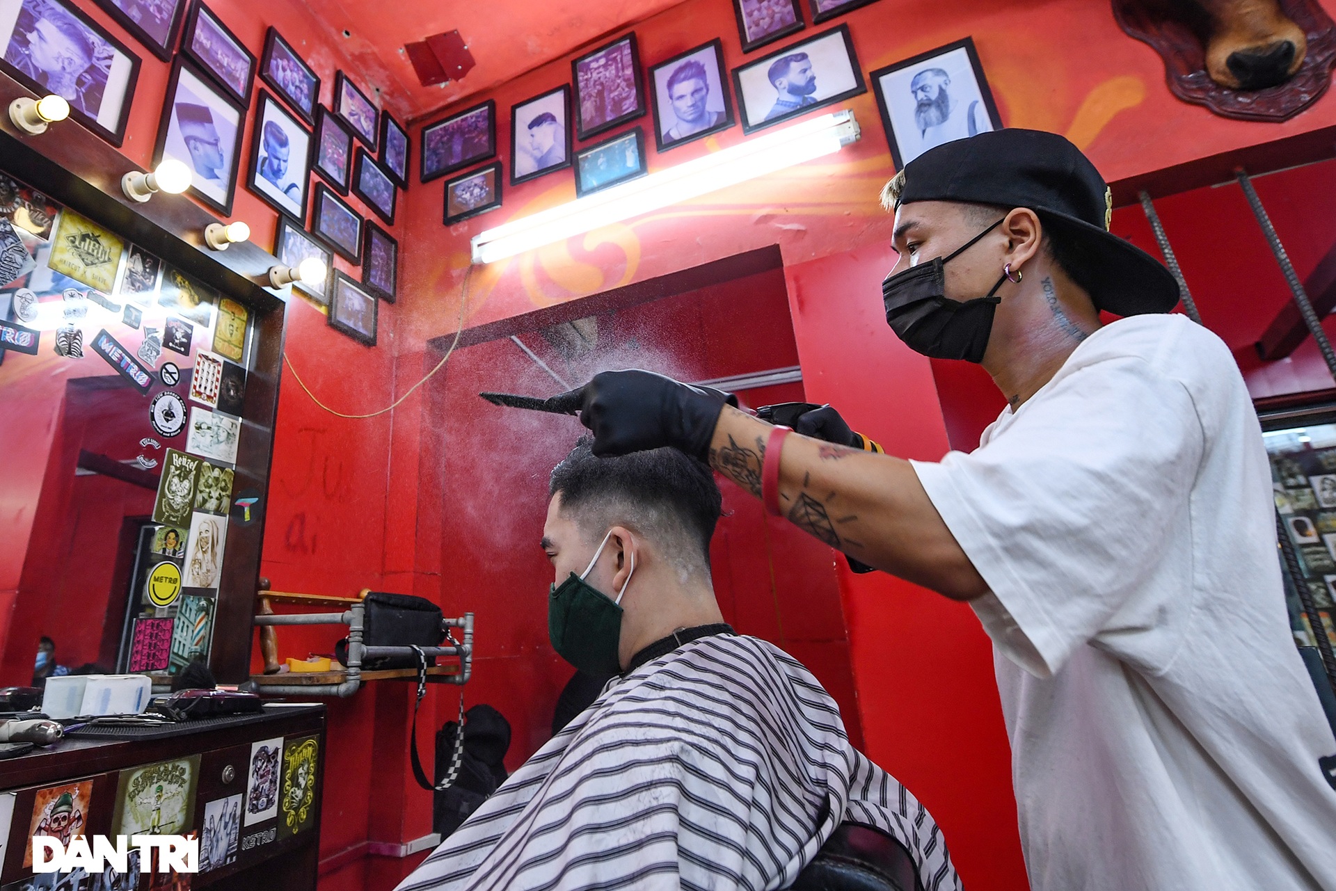 Người dân ở Hà Nội đổ xô đi cắt tóc sau 2 tháng giãn cách xã hội - 8 Người dân ở Hà Nội đổ xô đi cắt tóc sau 2 tháng giãn cách xã hội - 8