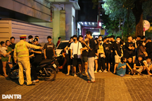 Hà Nội: Công an xử lý nồng độ cồn, người dân đứng xem dài cả trăm mét