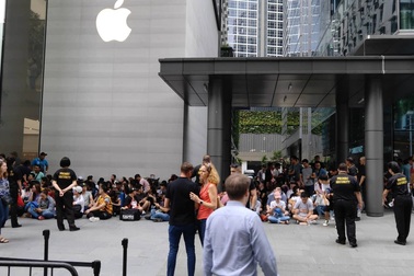 Sợ người Việt làm mất trật tự, Apple Store ở Singapore liên tục cảnh báo