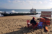 Lên phương án trục vớt sà lan vùi dưới bãi tắm Nha Trang