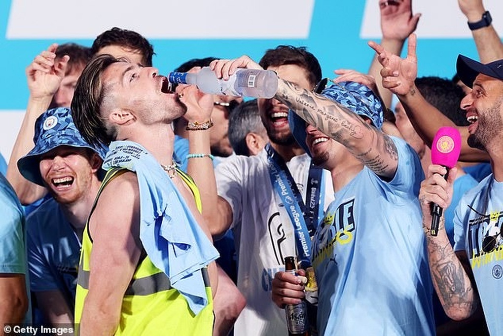 Man City diễu hành ăn mừng chức vô địch Champions League - 9 Man City diễu hành ăn mừng chức vô địch Champions League - 9