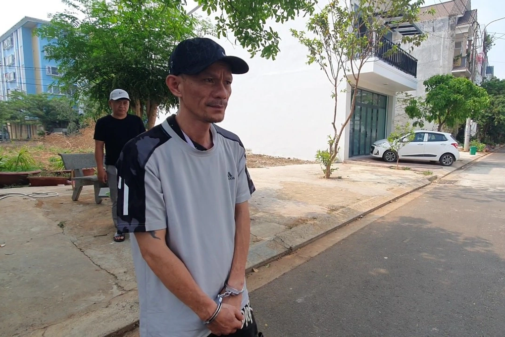 Tên trộm chuyên dùng gạch đập kính ô tô chôm đồ - 1 Tên trộm chuyên dùng gạch đập kính ô tô chôm đồ - 1