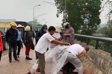 Truy tìm gã đàn ông chém tới tấp người phụ nữ đang chở con nhỏ trên cầu