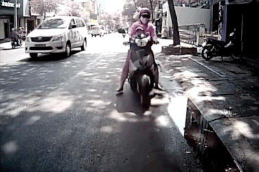 Chở trẻ nhỏ bằng xe máy - Nhiều nguy cơ tiềm ẩn