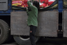 Mẹ bầu "bụng to vượt mặt" vẫn đi bốc vác kiếm tiền sinh nở