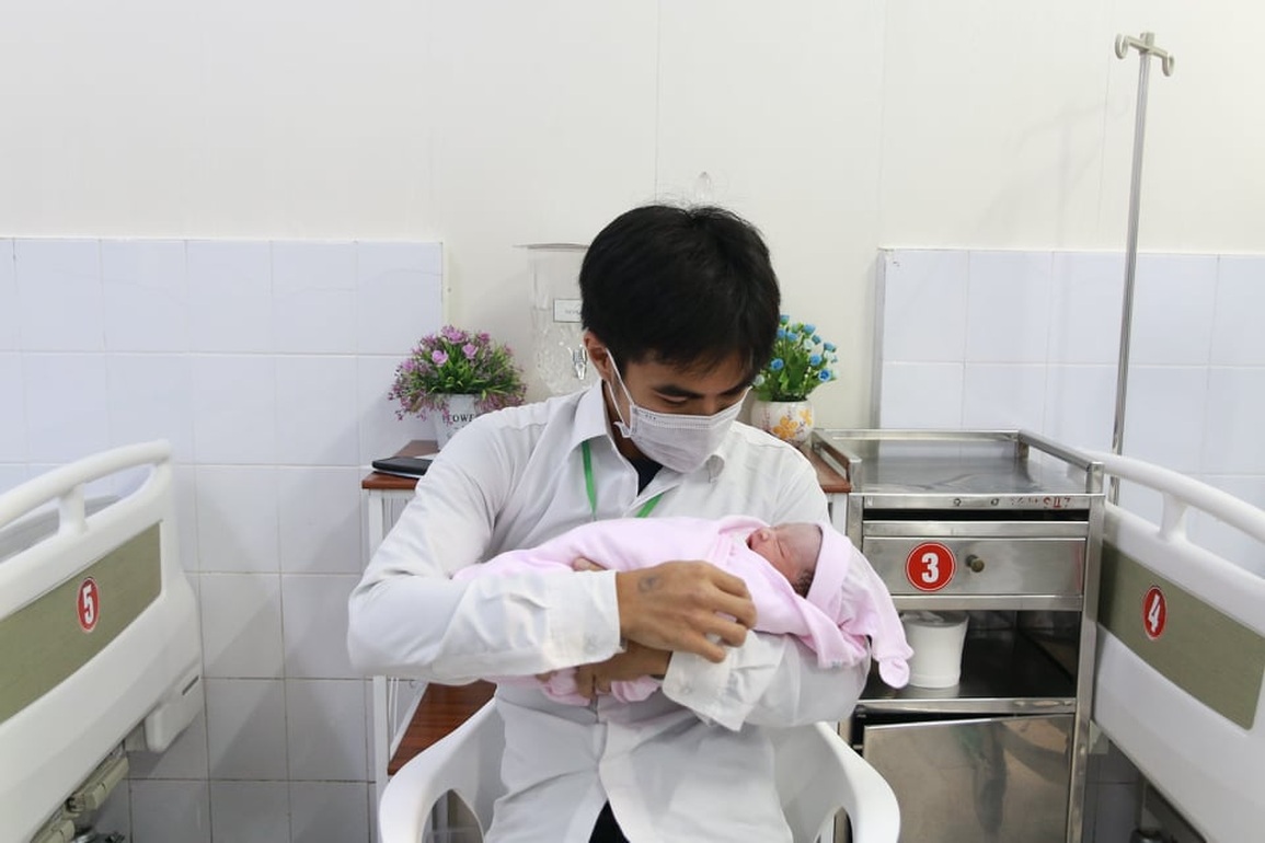 Mẹ U50 sinh em gái, anh trai 21 tuổi ở Hải Phòng bị nhầm là bố trẻ con - 1 Mẹ U50 sinh em gái, anh trai 21 tuổi ở Hải Phòng bị nhầm là bố trẻ con - 1