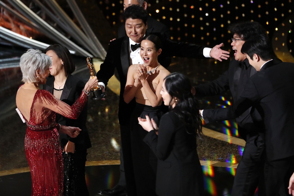 Khoảnh khắc rực rỡ của dàn sao “Ký sinh trùng” trên thảm đỏ Oscar 2020 - 11 Khoảnh khắc rực rỡ của dàn sao “Ký sinh trùng” trên thảm đỏ Oscar 2020 - 11