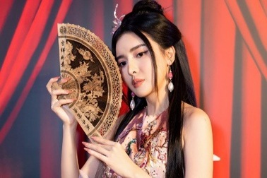 Cao Thái Hà chia sẻ gây chú ý giữa lúc bị chê diễn cảnh nóng dung tục