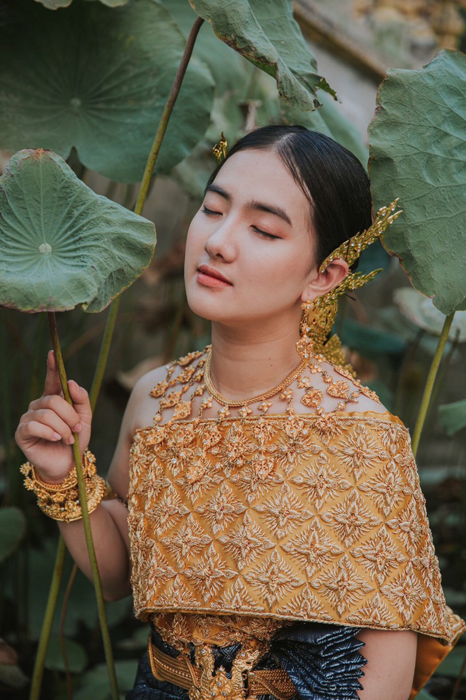 Thiếu nữ nhận mưa lời khen khi diện trang phục dân tộc Khơ-me - 4 Thiếu nữ nhận mưa lời khen khi diện trang phục dân tộc Khơ-me - 4