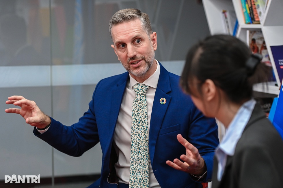 Trưởng Đại diện UNFPA: “Người trẻ không ngại sinh, họ mắc kẹt bởi rào cản - 2 Trưởng Đại diện UNFPA: “Người trẻ không ngại sinh, họ mắc kẹt bởi rào cản - 2