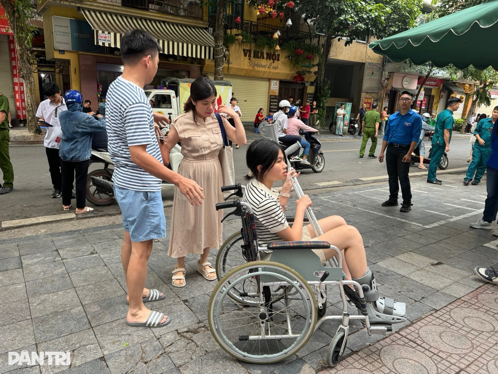 Giám đốc Sở Giáo dục nắm tay thí sinh động viên trước giờ làm bài - 4 Giám đốc Sở Giáo dục nắm tay thí sinh động viên trước giờ làm bài - 4