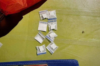 CSGT Hà Nội phát hiện thanh niên giấu 8 gói ma túy trong người