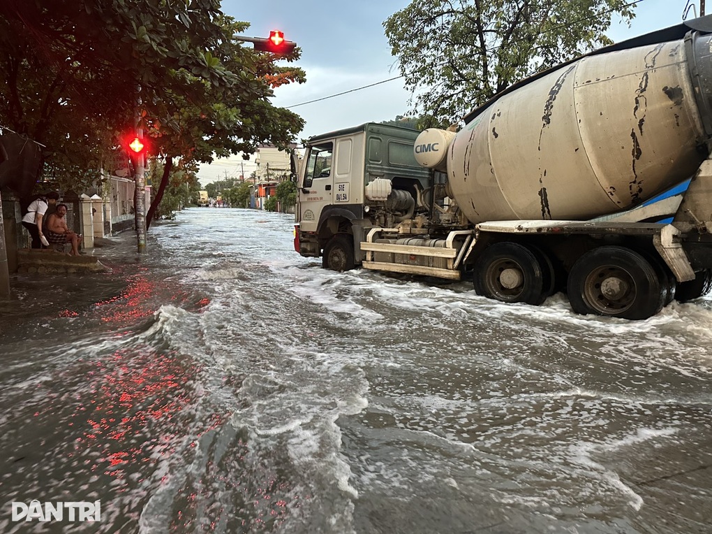 Biên Hòa mưa lớn, nước chảy xiết khiến nhiều xe ngã ra đường - 3 Biên Hòa mưa lớn, nước chảy xiết khiến nhiều xe ngã ra đường - 3