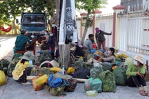 Quảng Ngãi: Sợ dịch Covid-19, hơn 40 lao động đi bộ hơn 400 km để về quê