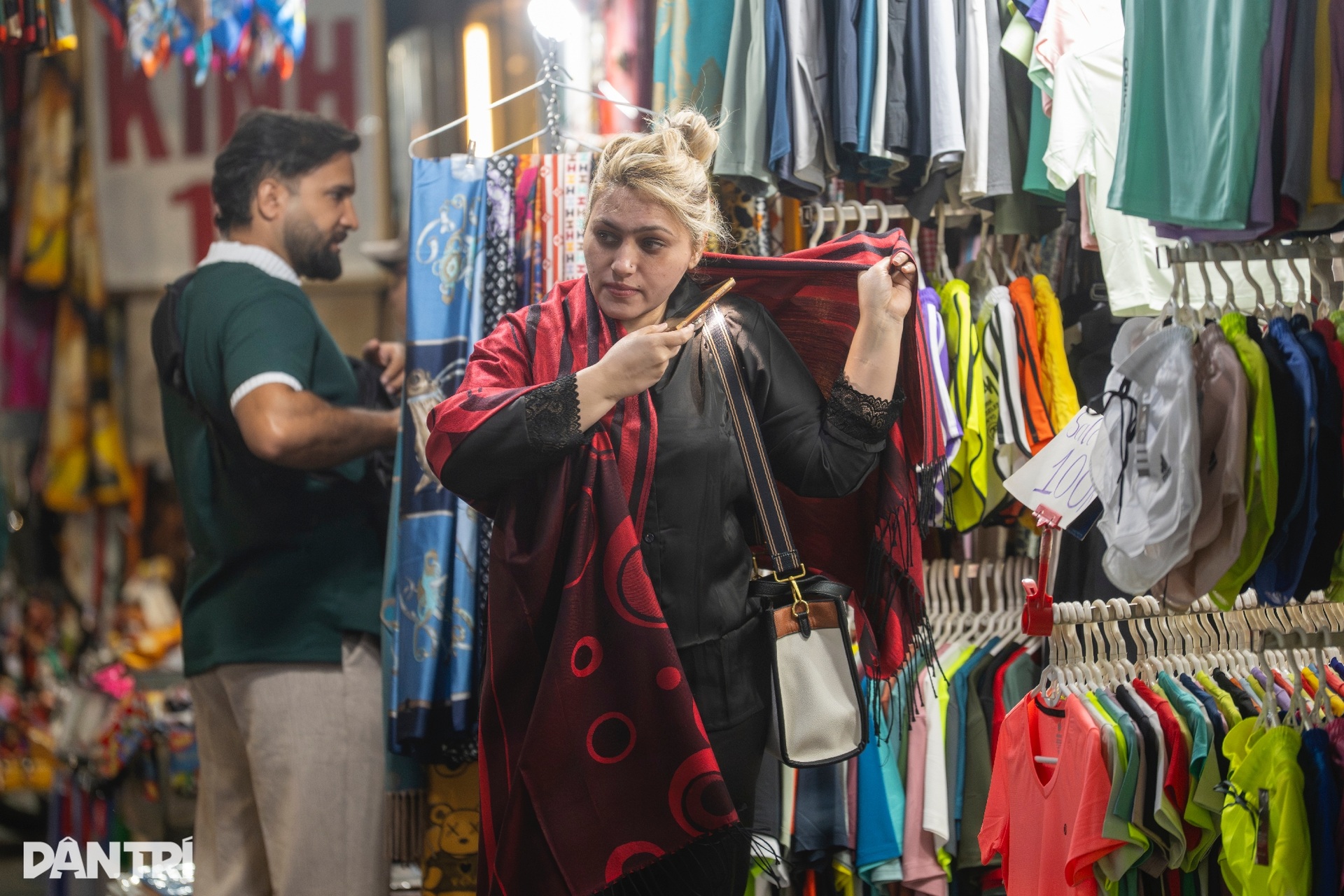 Hà Nội rét 13 độ C, khách du lịch nước ngoài đổ xô đi mua áo ấm - 7 Hà Nội rét 13 độ C, khách du lịch nước ngoài đổ xô đi mua áo ấm - 7