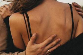 Chồng đêm nào cũng “đòi hỏi”, tôi ám ảnh mỗi khi tắt đèn phòng ngủ