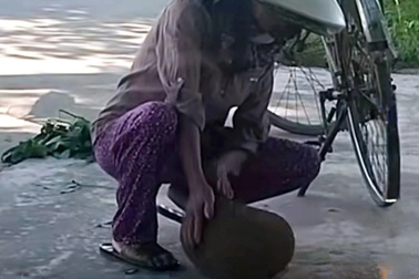 Bà lão bán quả mít lấy tiền viếng đám ma nhưng bị từ chối và cái kết