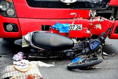 Đối đầu xe khách, 2 dượng cháu tử nạn