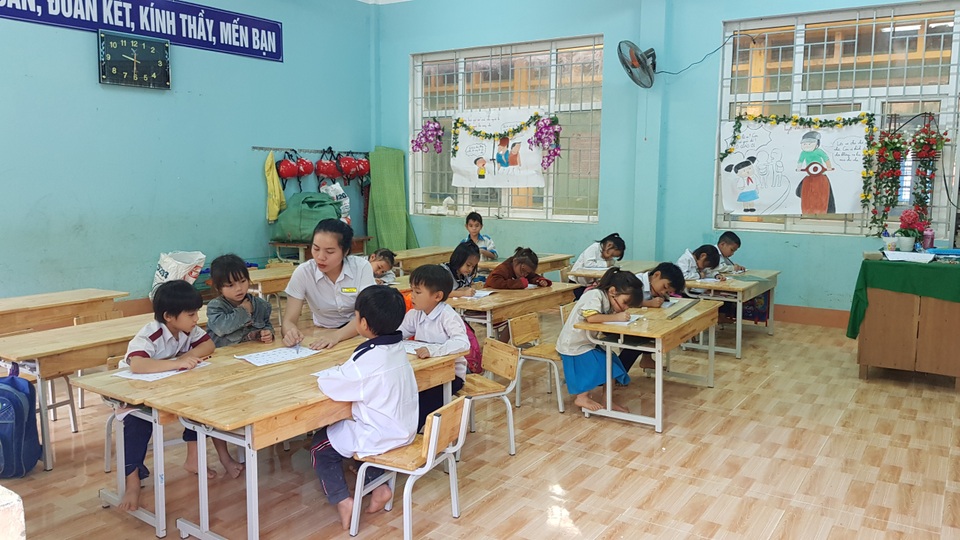 Thầy trò vùng sạt lở Trà Leng trở lại trường sau 3 tuần nghỉ học - 4 Thầy trò vùng sạt lở Trà Leng trở lại trường sau 3 tuần nghỉ học - 4