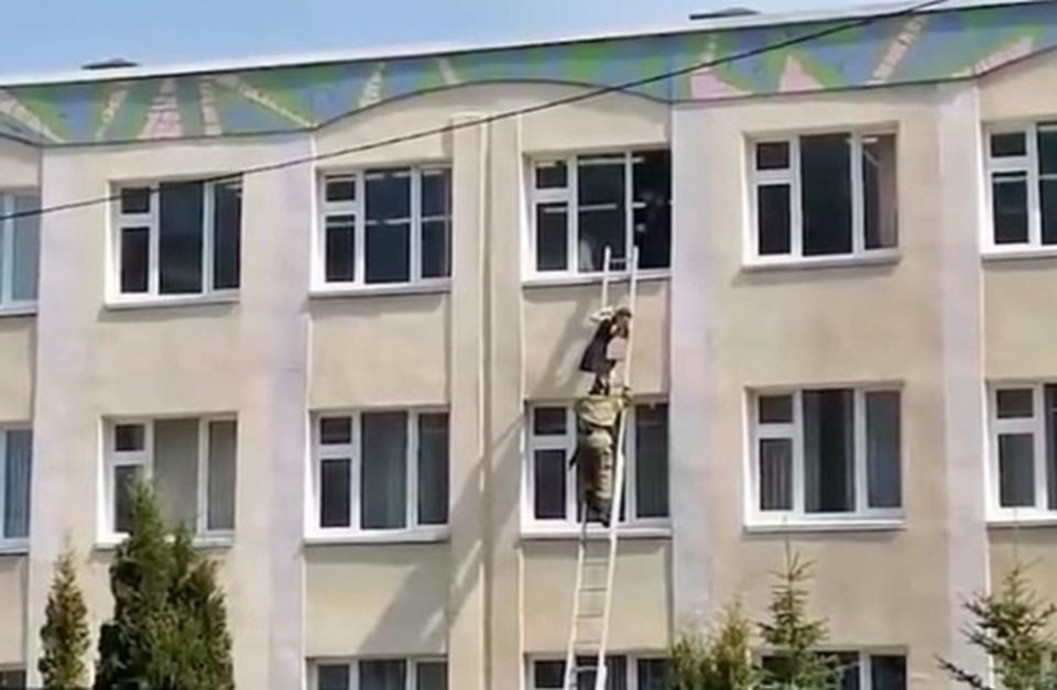 Xả súng kinh hoàng ở trường học Nga, ít nhất 11 người chết - 3 Xả súng kinh hoàng ở trường học Nga, ít nhất 11 người chết - 3