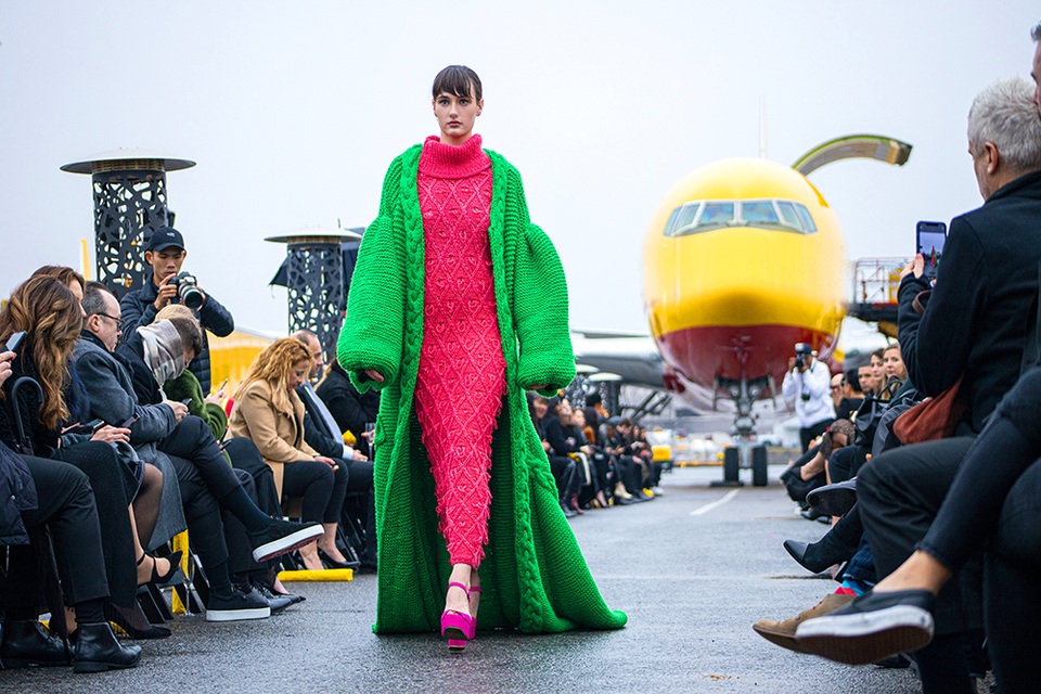 Jessca Minh Anh làm vedette show diễn ở sân bay New York - 6