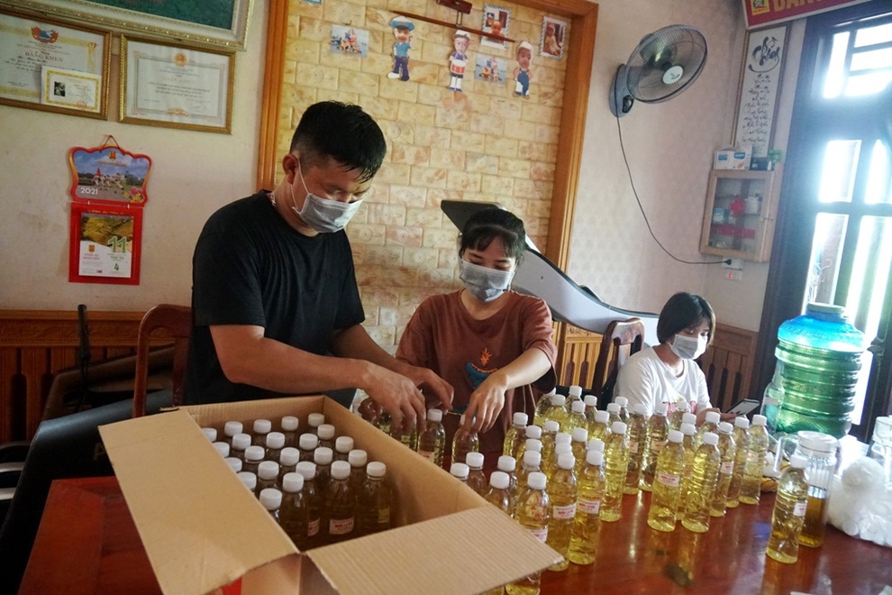 Huy động cả gia đình nấu 20.000 chai nước vối gửi vào khu cách ly - 7 Huy động cả gia đình nấu 20.000 chai nước vối gửi vào khu cách ly - 7