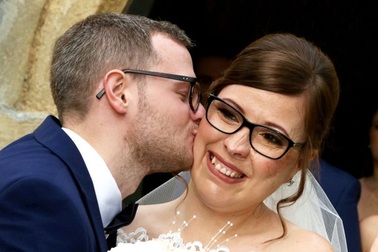 Cô gái trải qua 18 cuộc phẫu thuật khuôn mặt biến dạng đã lấy được chồng