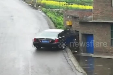 Tài xế buồn ngủ khiến ô tô mất lái, đâm sập nhà dân